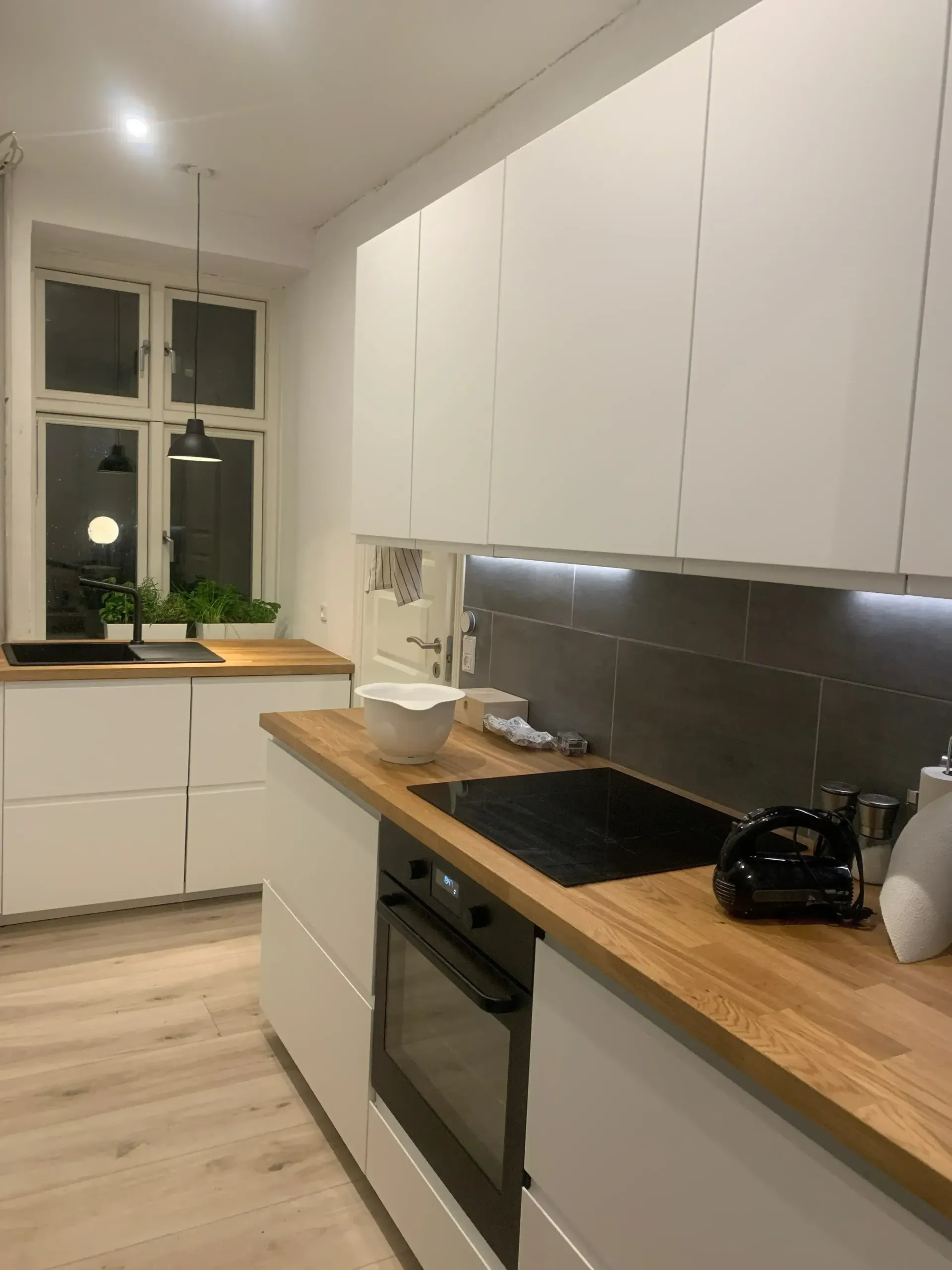 Nyt arkitekttegnet køkken i renoveret lejlighed i Aalborg — Arkitekttegnestuen Yderskov